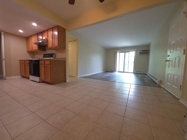 1665 COACH Drive 102, Naperville, IL 60565