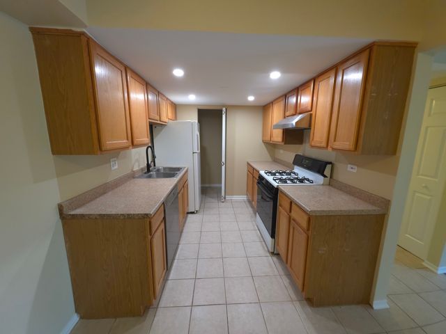 1665 COACH Drive 102, Naperville, IL 60565