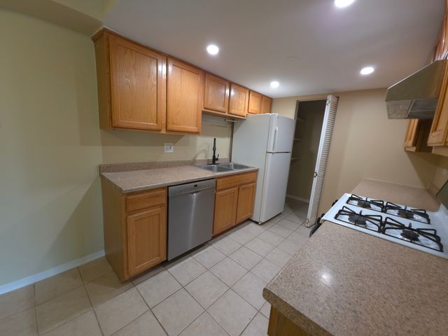 1665 COACH Drive 102, Naperville, IL 60565