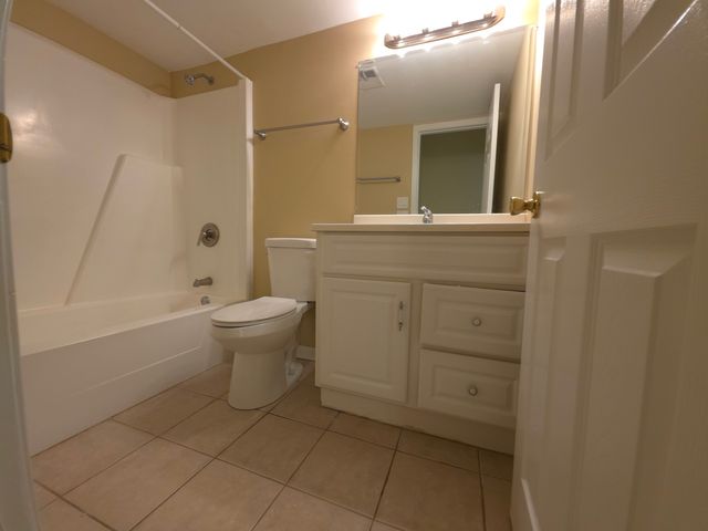 1665 COACH Drive 102, Naperville, IL 60565