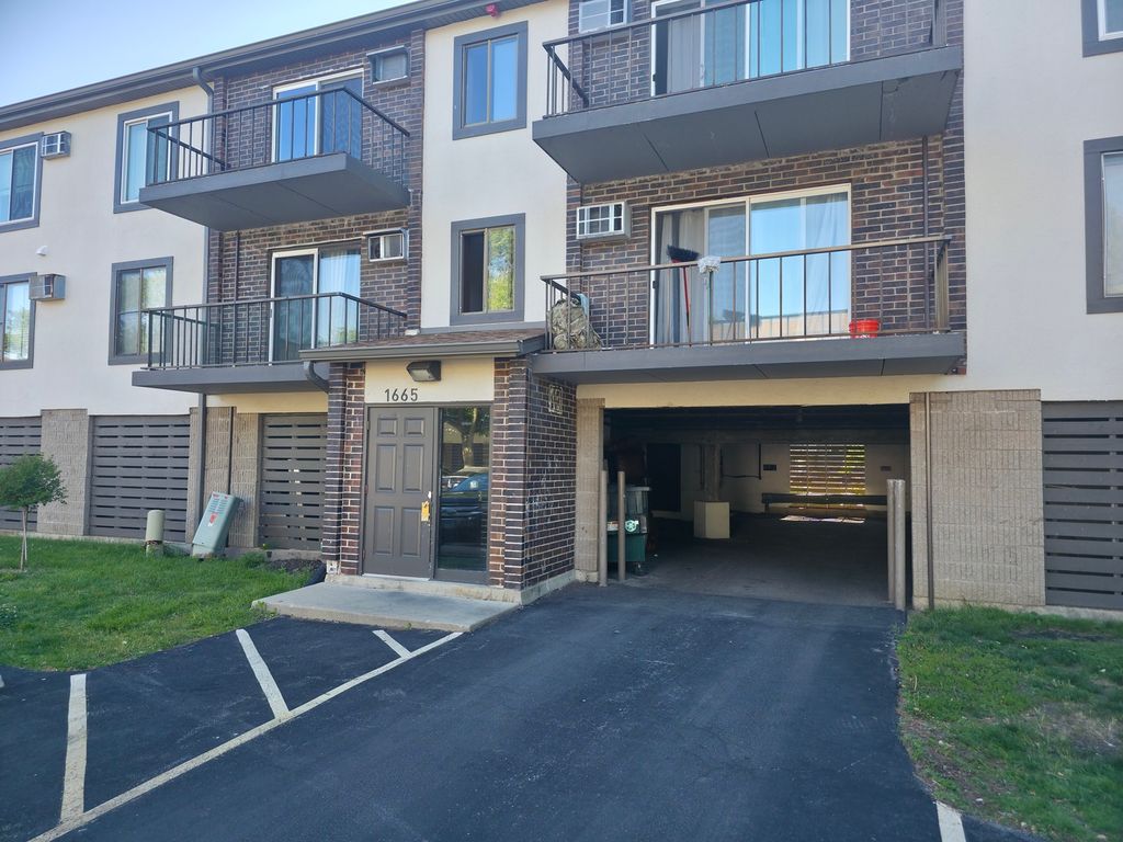 1665 COACH Drive 102, Naperville, IL 60565