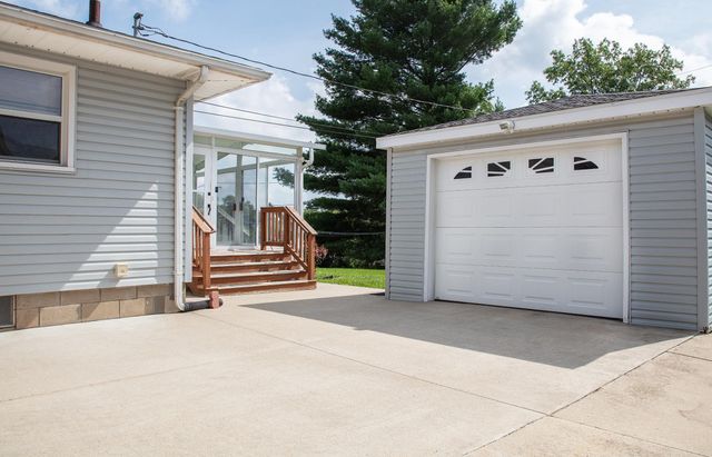2727 Fairlane Avenue, Waterloo, IA 50702