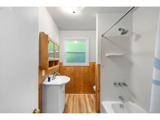 1053 Se BARNES Rd, Gresham, OR 97080