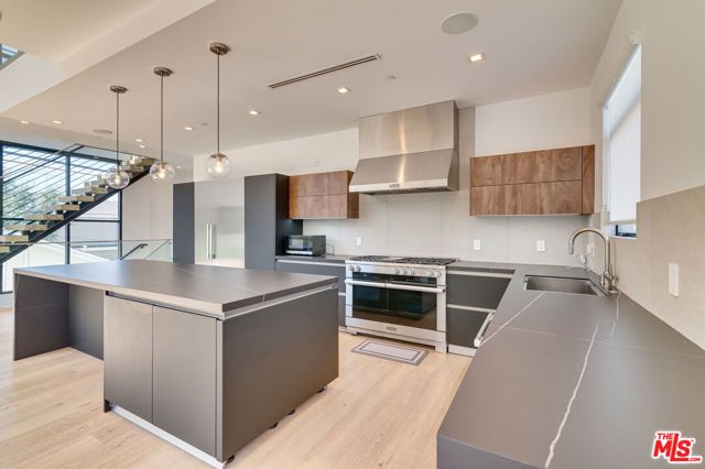 11347 Mississippi Avenue, Los Angeles, CA 90025