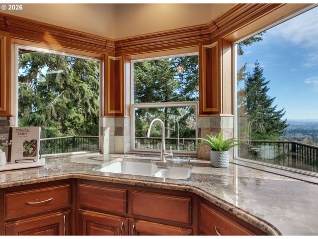 19784 WILDWOOD Dr, West Linn, OR 97068