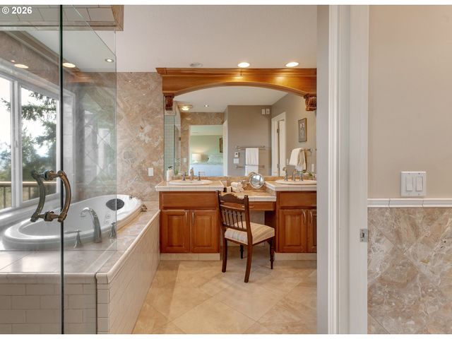 19784 WILDWOOD Dr, West Linn, OR 97068