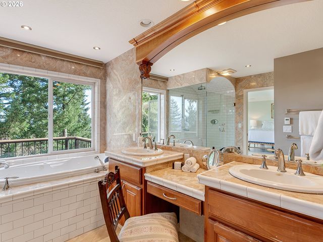 19784 WILDWOOD Dr, West Linn, OR 97068