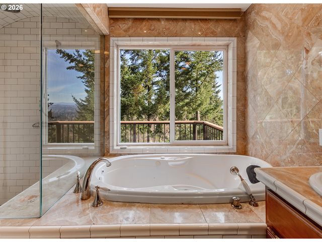 19784 WILDWOOD Dr, West Linn, OR 97068