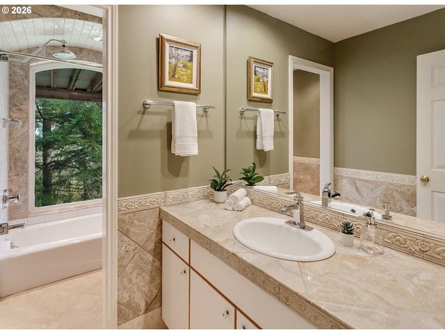 19784 WILDWOOD Dr, West Linn, OR 97068