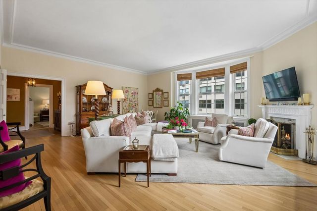 1200 N Lake Shore Drive 404, Chicago, IL 60610