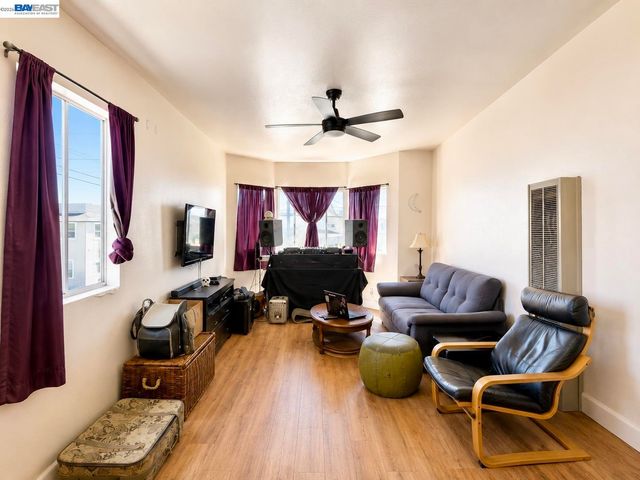 3338 San Leandro St, Oakland, CA 94601