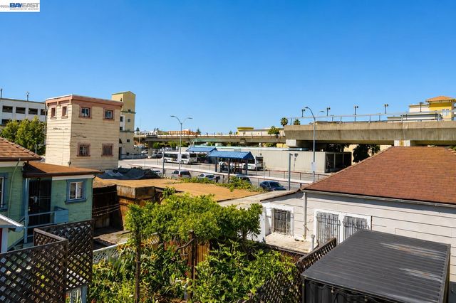 3338 San Leandro St, Oakland, CA 94601