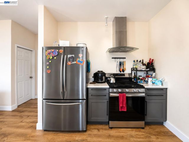 3338 San Leandro St, Oakland, CA 94601