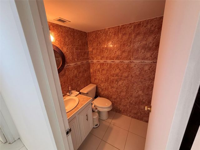 800 Parkview Dr 103, Hallandale Beach, FL 33009