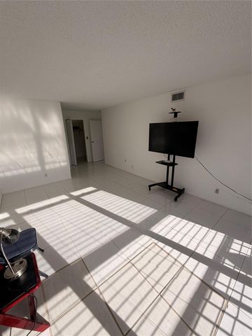 800 Parkview Dr 103, Hallandale Beach, FL 33009