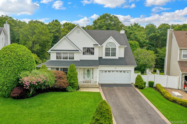 11 Scenicview Crescent, Manorville, NY 11949