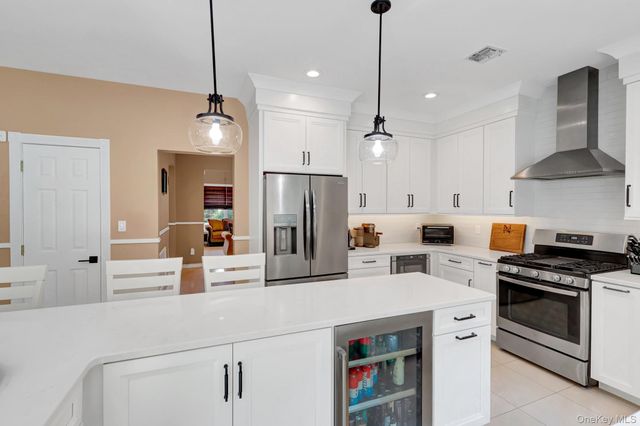 11 Scenicview Crescent, Manorville, NY 11949
