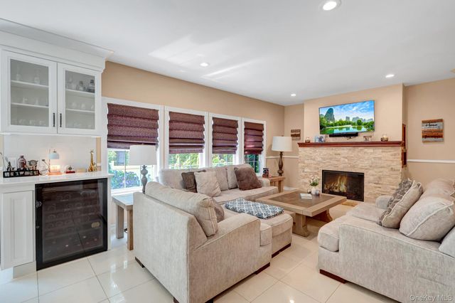 11 Scenicview Crescent, Manorville, NY 11949