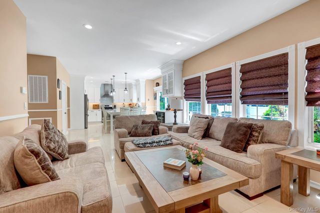 11 Scenicview Crescent, Manorville, NY 11949