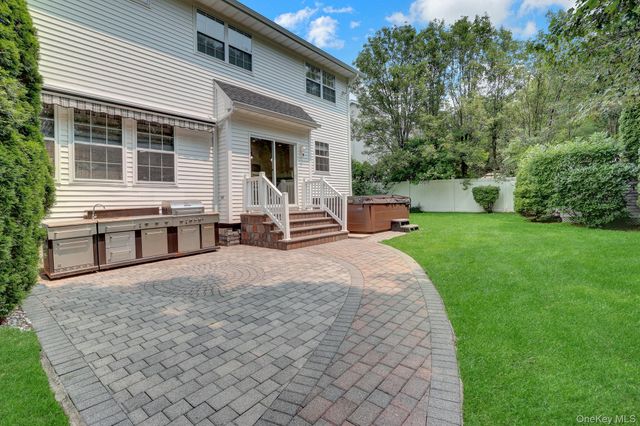 11 Scenicview Crescent, Manorville, NY 11949