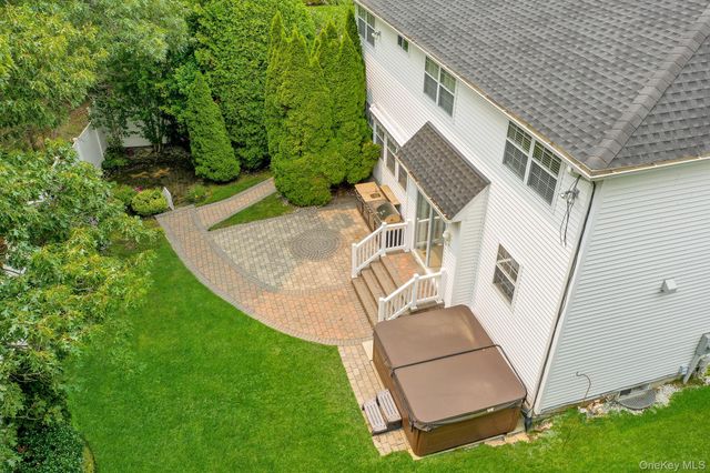 11 Scenicview Crescent, Manorville, NY 11949