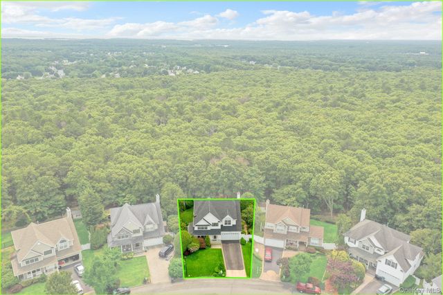 11 Scenicview Crescent, Manorville, NY 11949