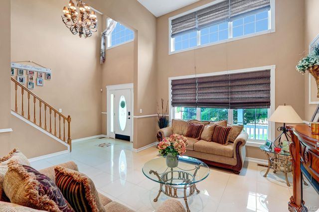 11 Scenicview Crescent, Manorville, NY 11949