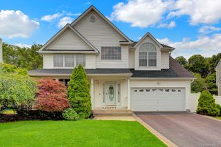 11 Scenicview Crescent, Manorville, NY 11949