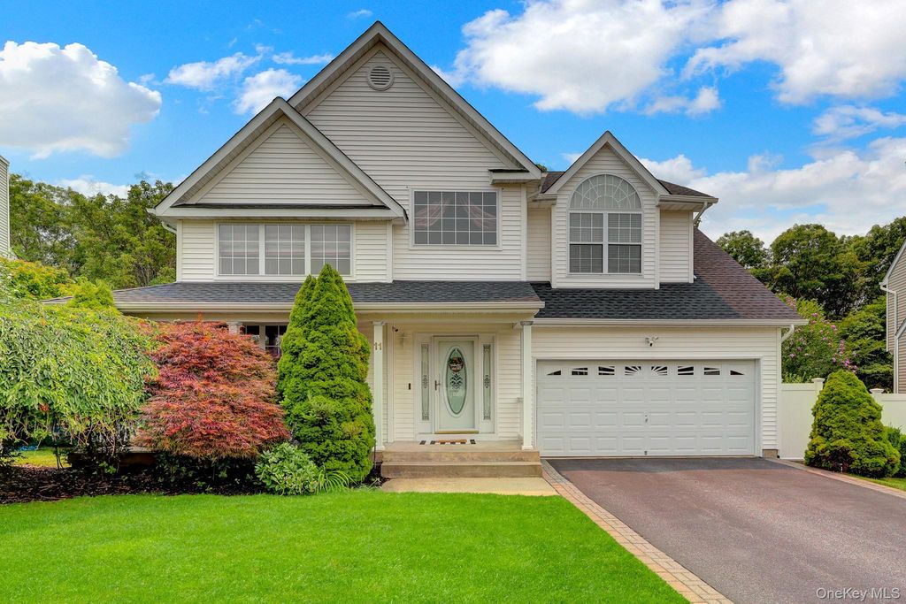 11 Scenicview Crescent, Manorville, NY 11949