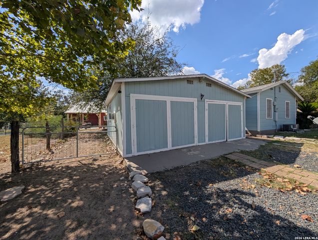 890 JOSEPHINE ST, New Braunfels, TX 78130