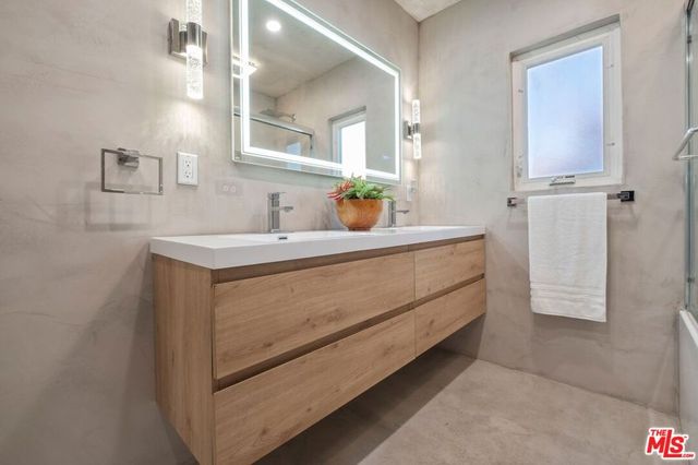 19840 Haynes Street, Woodland Hills, CA 91367