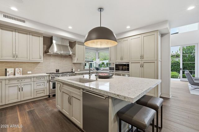 5720 E Huntress Drive, Paradise Valley, AZ 85253