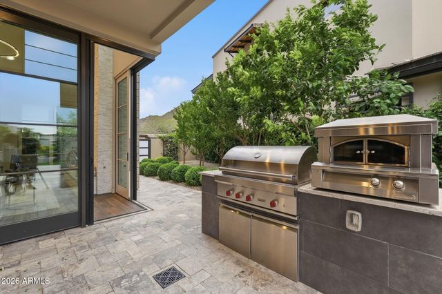 5720 E Huntress Drive, Paradise Valley, AZ 85253