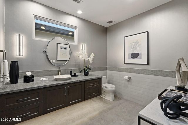 5720 E Huntress Drive, Paradise Valley, AZ 85253