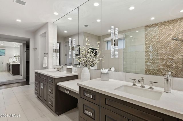 5720 E Huntress Drive, Paradise Valley, AZ 85253