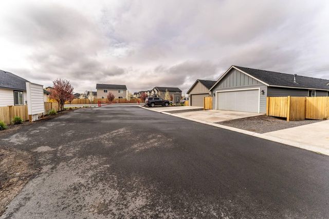 3210 NW 10th Street, Redmond, OR 97756