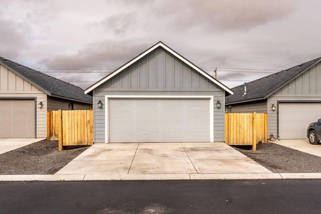 3210 NW 10th Street, Redmond, OR 97756