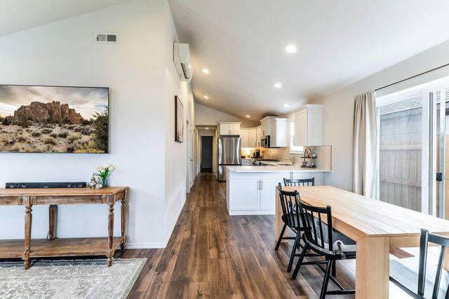 3210 NW 10th Street, Redmond, OR 97756