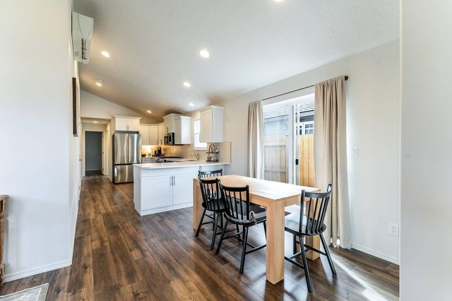 3210 NW 10th Street, Redmond, OR 97756