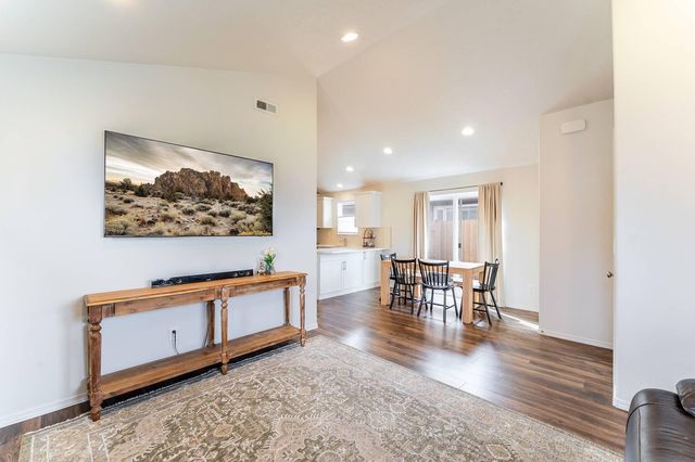 3210 NW 10th Street, Redmond, OR 97756