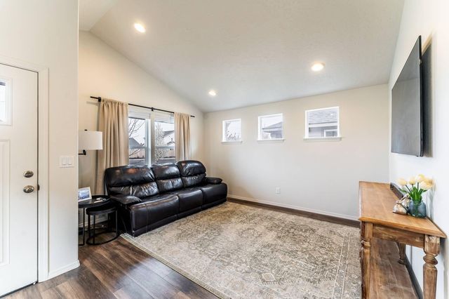 3210 NW 10th Street, Redmond, OR 97756