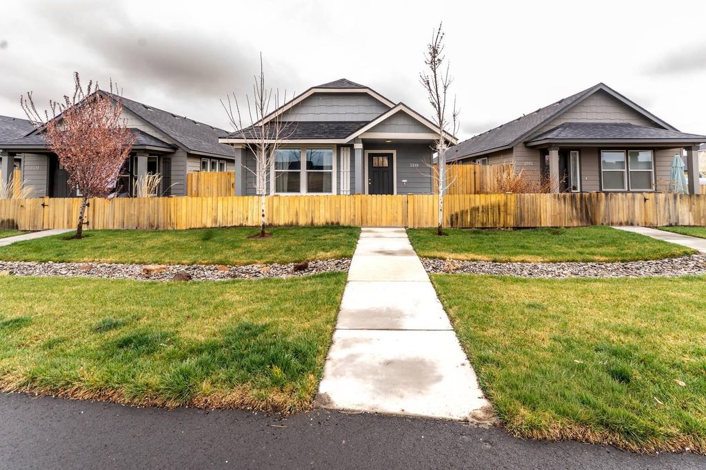 3210 NW 10th Street, Redmond, OR 97756