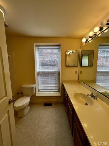 912 Russell Boulevard, St Louis, MO 63104