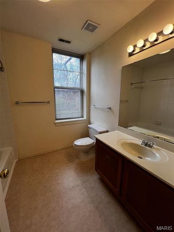 912 Russell Boulevard, St Louis, MO 63104