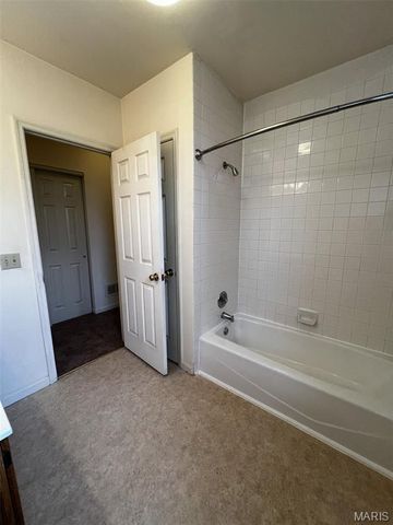 912 Russell Boulevard, St Louis, MO 63104