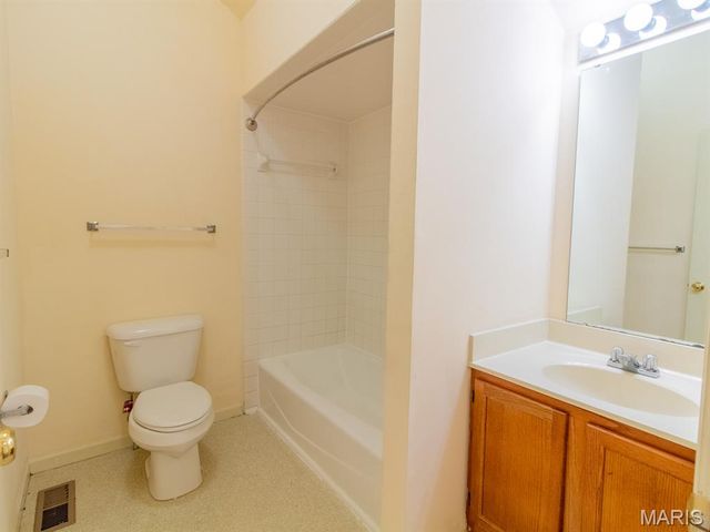 912 Russell Boulevard, St Louis, MO 63104