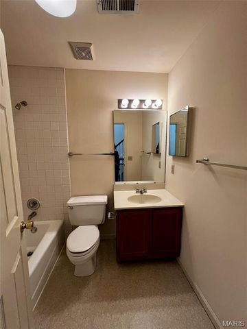 912 Russell Boulevard, St Louis, MO 63104