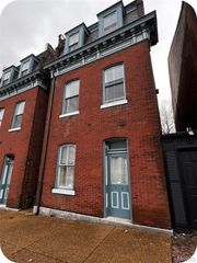 912 Russell Boulevard, St Louis, MO 63104