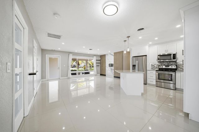 5031 NE 23rd Terrace, Lighthouse Point, FL 33064