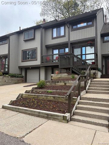 512 Victoria Square Boulevard, Brighton, MI 48116